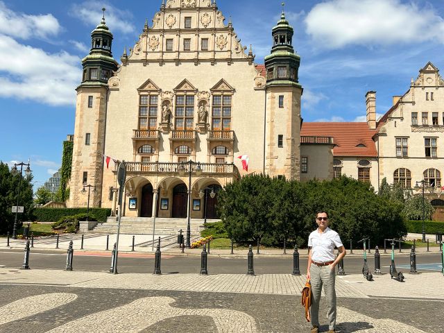 Internationalisation and academic exchange: the AMU Faculty of English and UC Chile in the ERASMUS+ programme Prof. Francisco Orellana in front of the main building of the Adam Mickiewicz University, Poznań