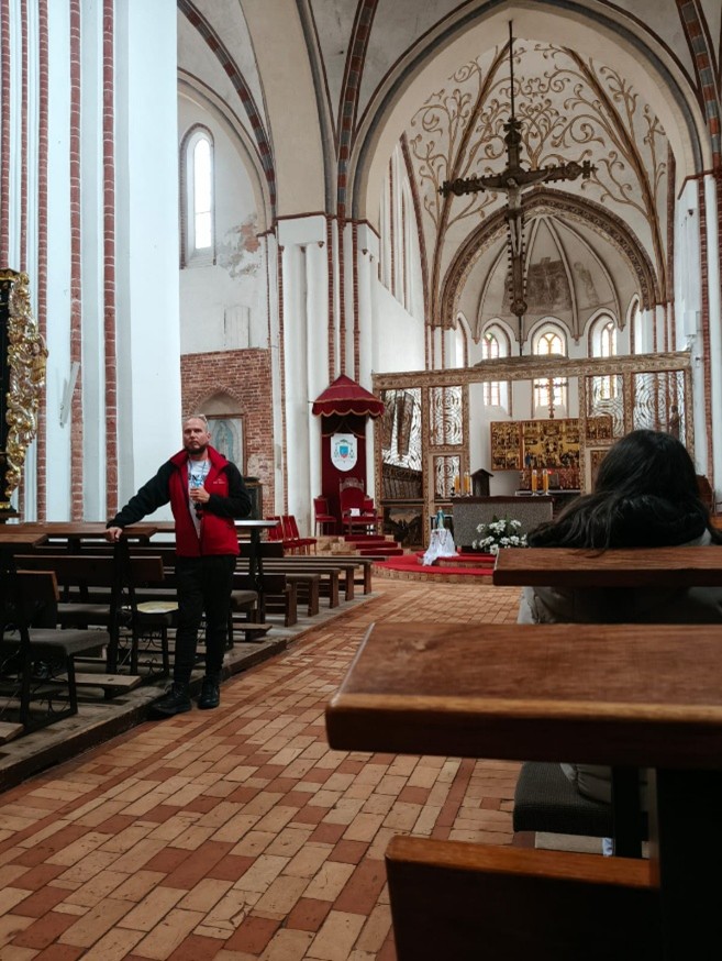  Photo of a guide giving a lecture on the history of the church in the temple