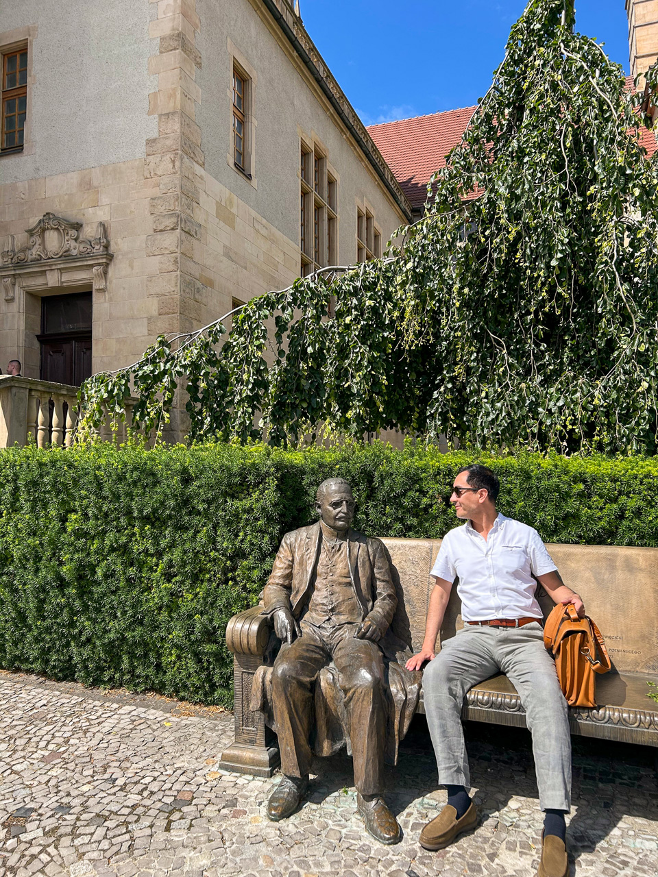 Internationalisation and academic exchange: AMU Faculty of English and UC Chile in the ERASMUS+ programme  Prof. Francisco Orellana in front of the main building of Adam Mickiewicz University, Poznań