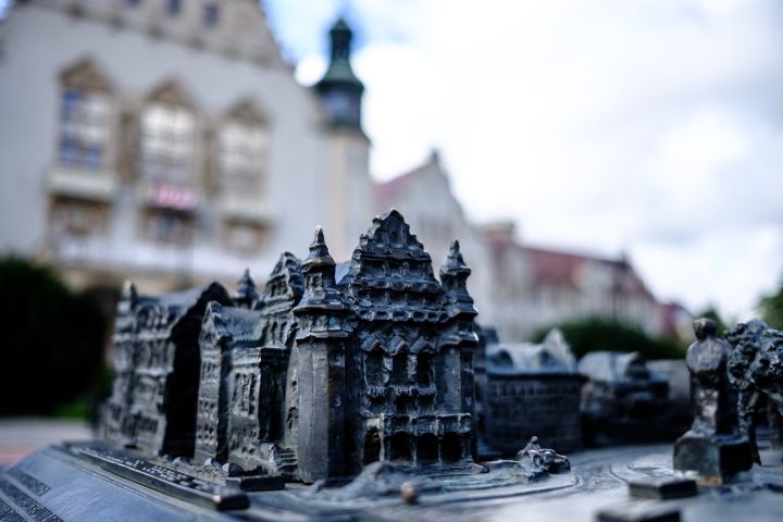 AMU miniature located in front of Collegiu Minus building