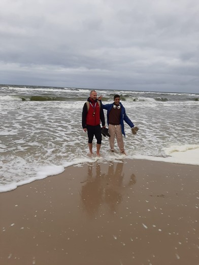  Photo of a student and his supervisor on the beach