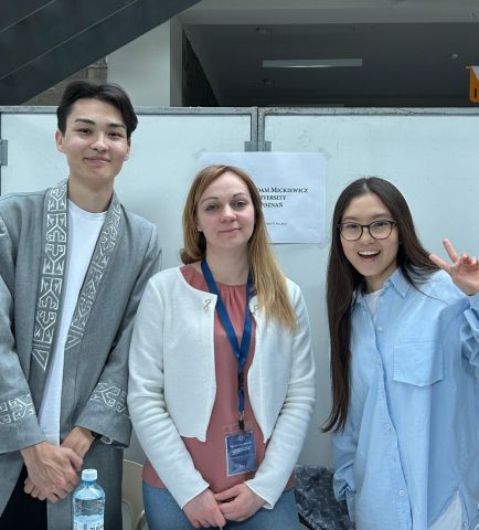Zdjęcie ukazuję Panią Jagodę Czechlewską w otoczeniu dwóch studentów z SDU University