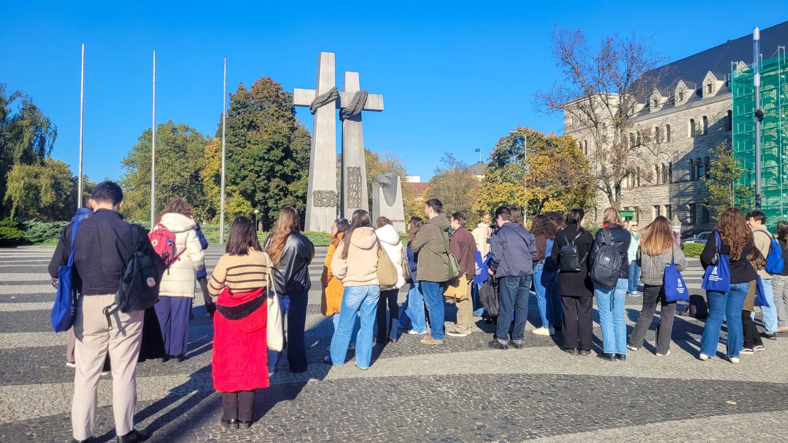Photo of a group of students from the Erasmus+ Blended Intensive Programme at the Faculty of English Studies, Adam Mickiewicz University, in front of the Three Crosses Monument in Poznań. 