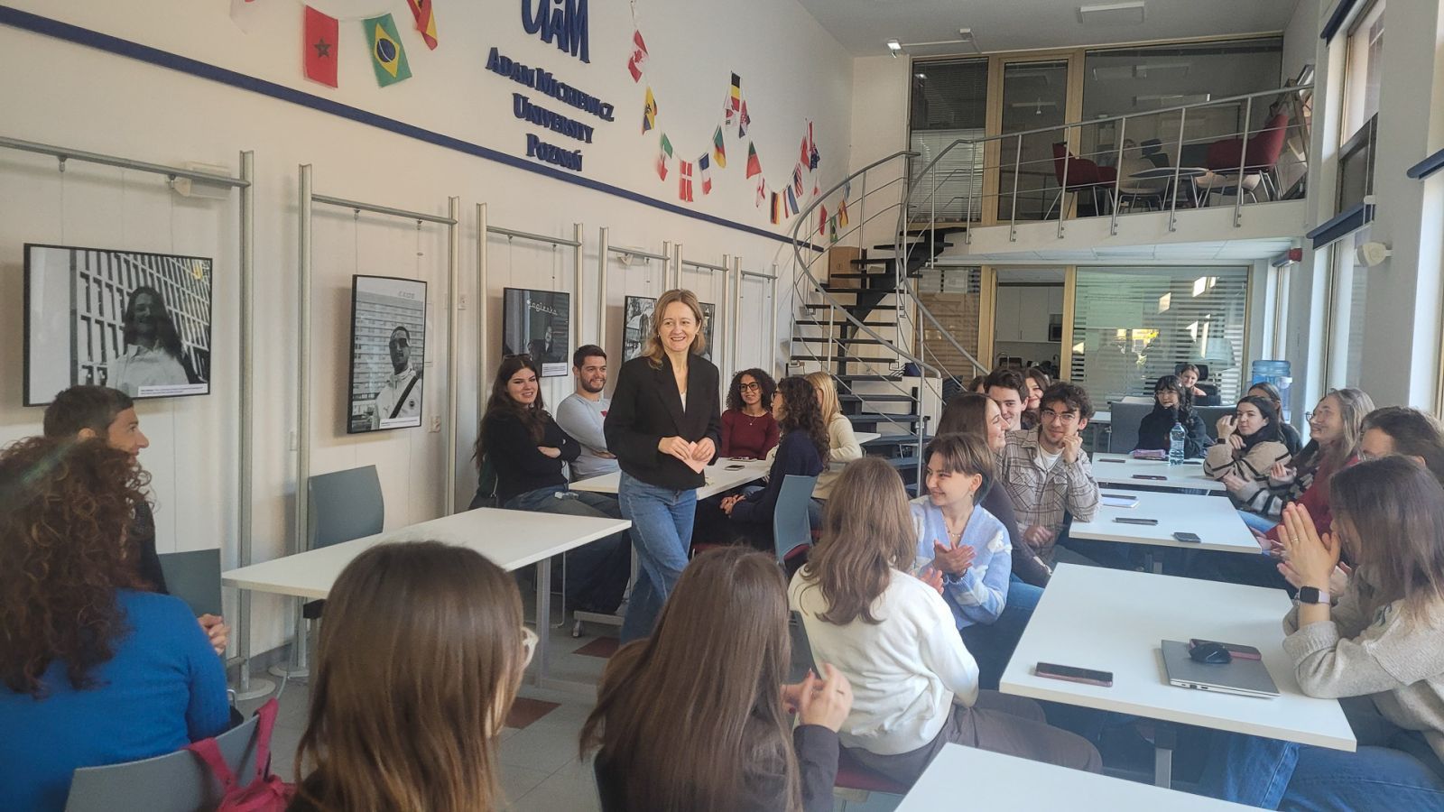  Group photo of students from the Erasmus+ Blended Intensive Programme at the Faculty of English Studies, Adam Mickiewicz University, during a presentation